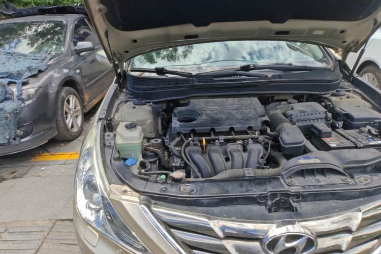 Used Hyundai Sonata 2011 2.4L Automatic Top-Tier Version Engine Bay Right