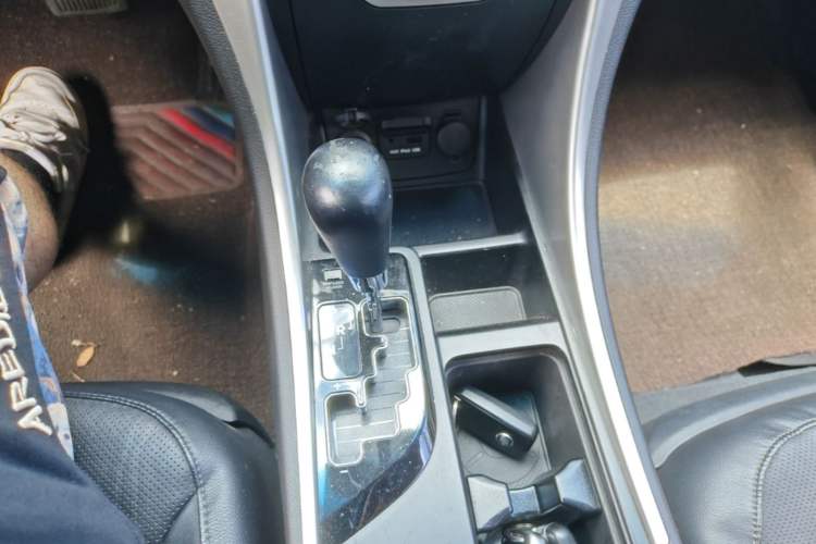 Used Hyundai Sonata 2011 2.4L Automatic Top-Tier Version Gear Lever