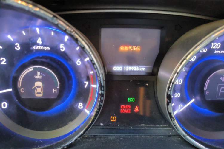 Used Hyundai Sonata 2011 2.0L Automatic Leading Edition Odometer Close Up