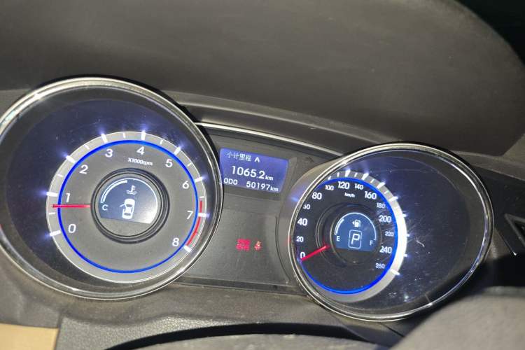 Used Hyundai Sonata 2011 2.0L Automatic Fashion Edition Odometer Close Up