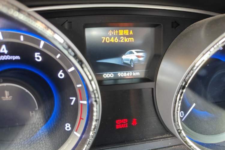 Used Hyundai Sonata 2011 2.4L Automatic Top-Tier Version Odometer Close Up