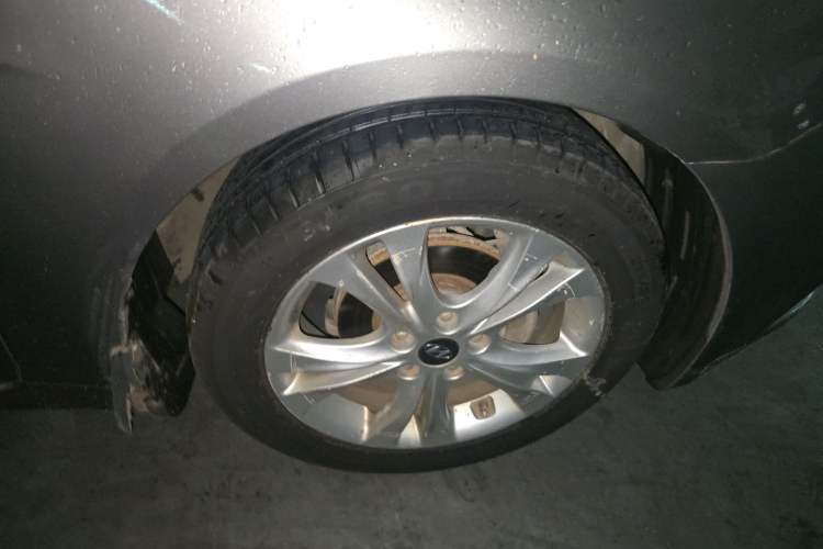 Used Hyundai Sonata 2011 2.0L Automatic Fashion Edition Right Front Wheel Hub