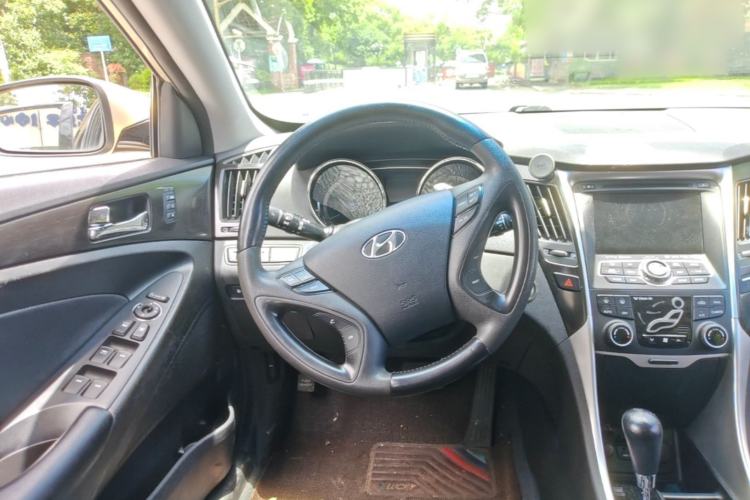 Used Hyundai Sonata 2011 2.4L Automatic Top-Tier Version Steering Wheel