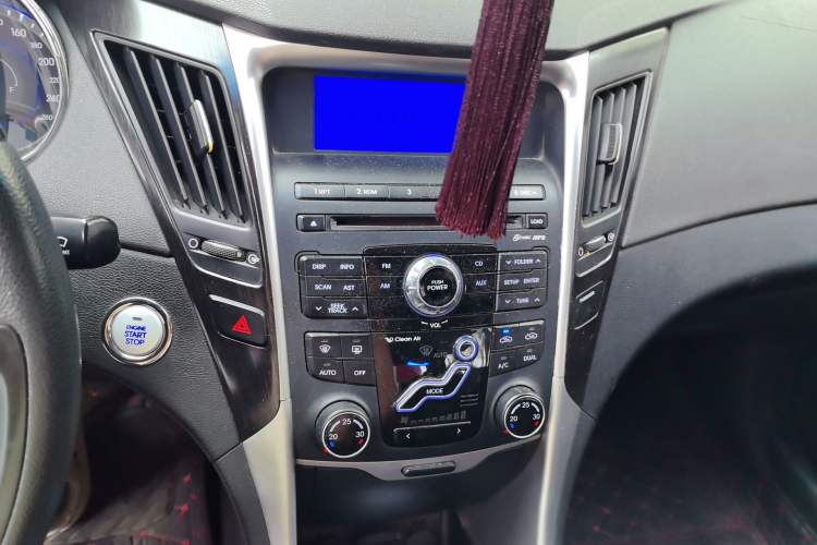 Used Hyundai Sonata 2011 2.0L Automatic Supreme Edition Audio And AC Panel