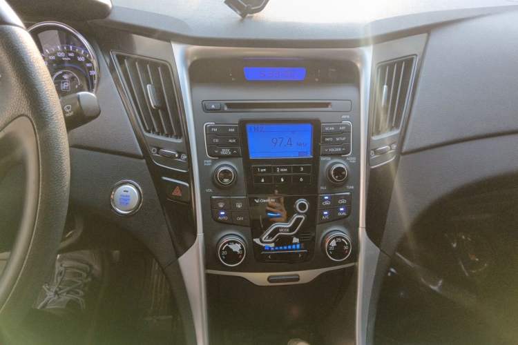 Used Hyundai Sonata 2011 2.0L Automatic Luxury Edition Audio And AC Panel