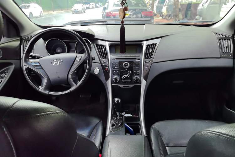 Used Hyundai Sonata 2011 2.0L Automatic Supreme Edition Center Console