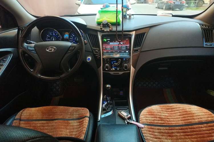 Used Hyundai Sonata 2011 2.0L Automatic Luxury Edition Center Console
