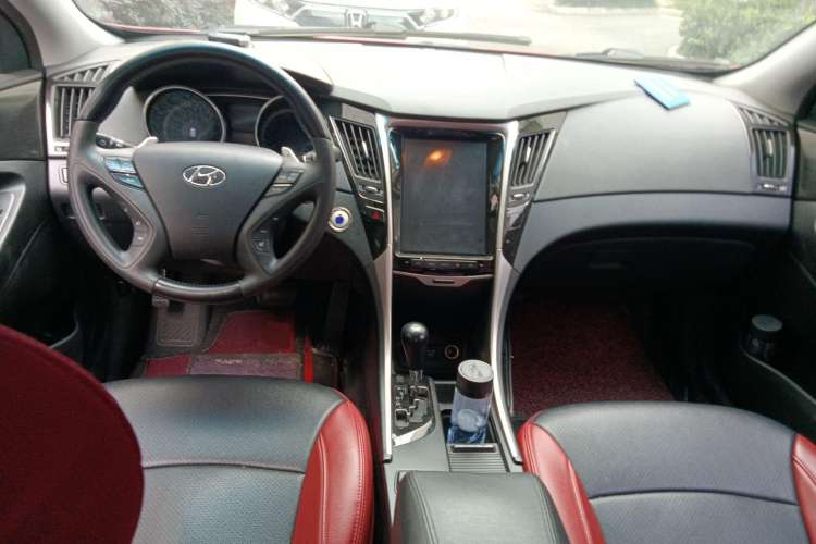Used Hyundai Sonata 2011 2.0L Automatic Luxury Edition Center Console