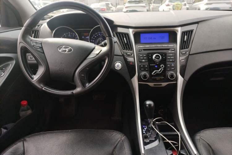 Used Hyundai Sonata 2011 2.0L Automatic Supreme Edition Center Console