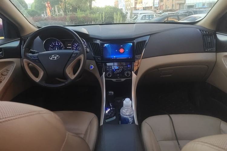 Used Hyundai Sonata 2011 2.0L Automatic Luxury Edition Center Console