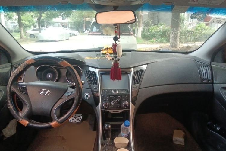 Used Hyundai Sonata 2011 2.0L Automatic Luxury Edition Center Console