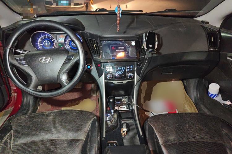 Used Hyundai Sonata 2011 2.0L Automatic Supreme Edition Center Console