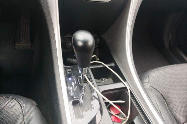 Used Hyundai Sonata 2011 2.0L Automatic Supreme Edition Gear Lever