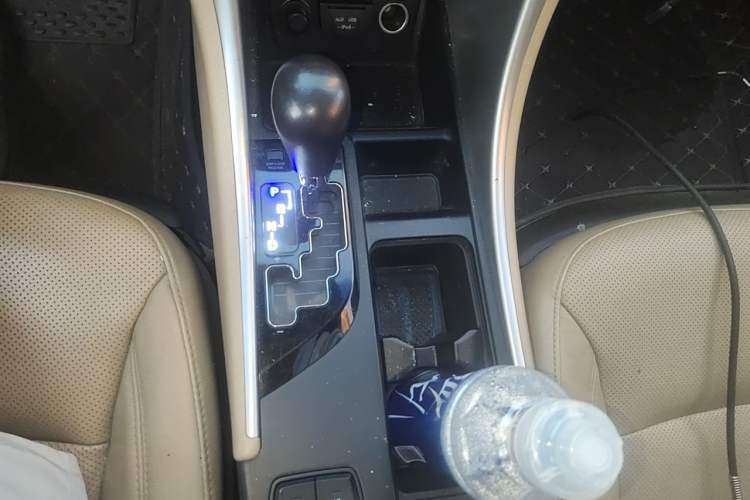 Used Hyundai Sonata 2011 2.0L Automatic Luxury Edition Gear Lever