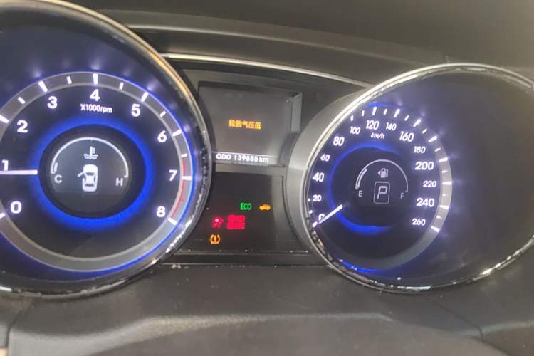 Used Hyundai Sonata 2011 2.0L Automatic Luxury Edition Odometer Close Up