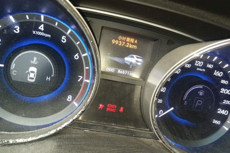 Used Hyundai Sonata 2011 2.0L Automatic Luxury Edition Odometer Close Up