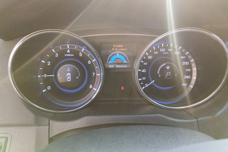 Used Hyundai Sonata 2011 2.0L Automatic Luxury Edition Odometer Close Up