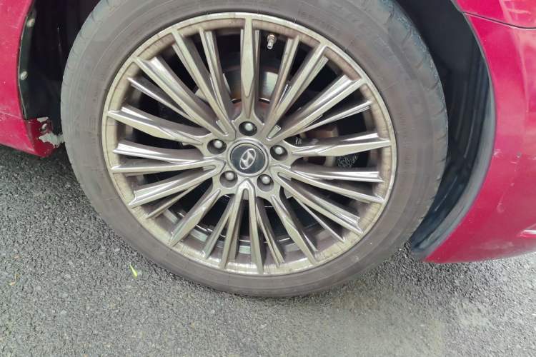 Used Hyundai Sonata 2011 2.0L Automatic Supreme Edition Right Front Wheel Hub