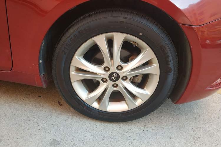 Used Hyundai Sonata 2011 2.0L Automatic Luxury Edition Right Front Wheel Hub