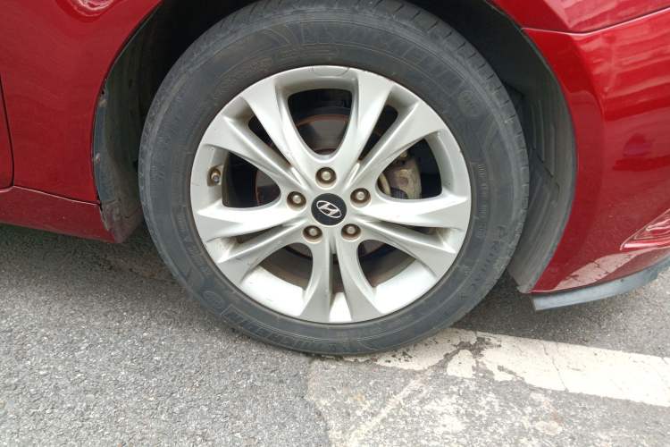 Used Hyundai Sonata 2011 2.0L Automatic Luxury Edition Right Front Wheel Hub
