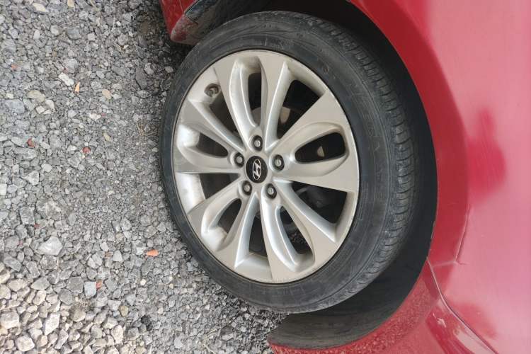 Used Hyundai Sonata 2011 2.0L Automatic Supreme Edition Right Front Wheel Hub