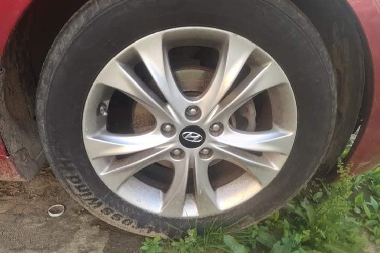 Used Hyundai Sonata 2011 2.0L Automatic Luxury Edition Right Front Wheel Hub