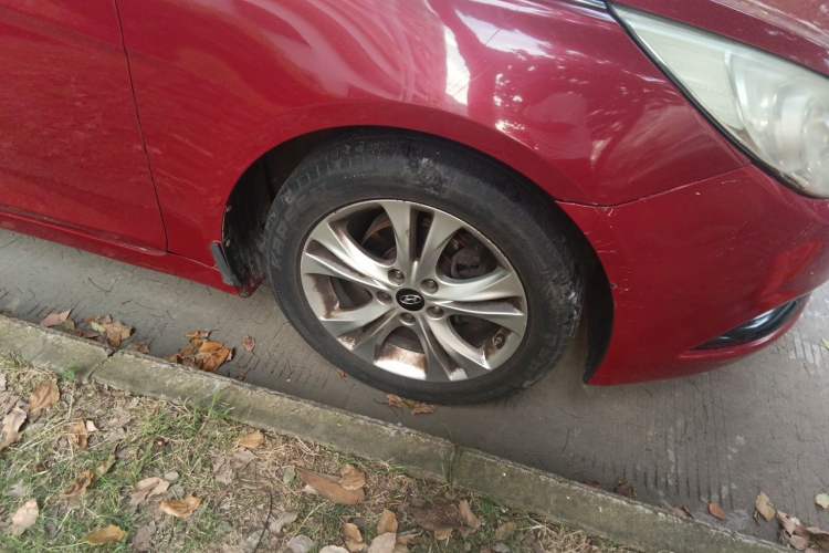 Used Hyundai Sonata 2011 2.0L Automatic Luxury Edition Right Front Wheel Hub