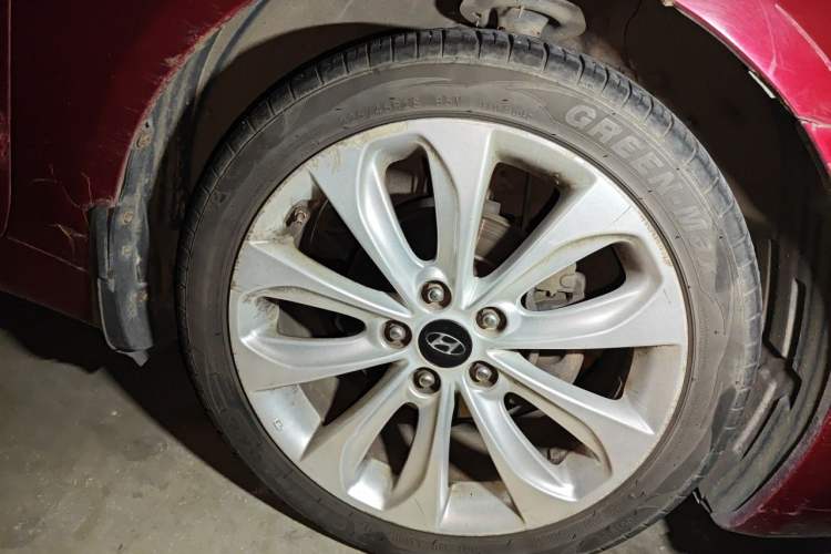 Used Hyundai Sonata 2011 2.0L Automatic Supreme Edition Right Front Wheel Hub