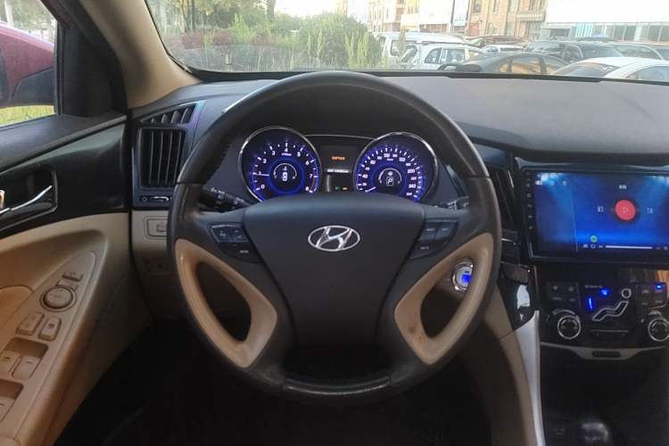 Used Hyundai Sonata 2011 2.0L Automatic Luxury Edition Steering Wheel