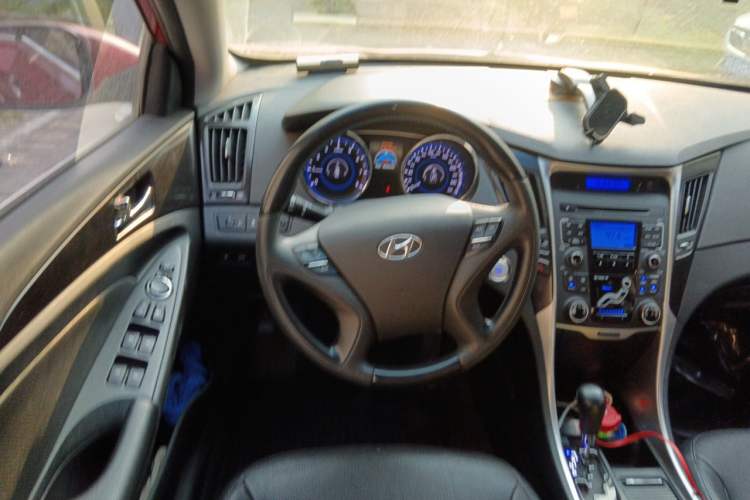 Used Hyundai Sonata 2011 2.0L Automatic Luxury Edition Steering Wheel