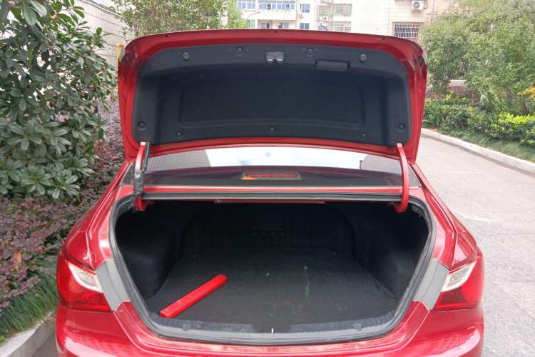 Used Hyundai Sonata 2011 2.0L Automatic Luxury Edition Trunk