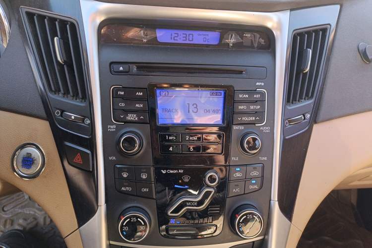 Used Hyundai Sonata 2011 2.0L Automatic Luxury Edition Audio And AC Panel
