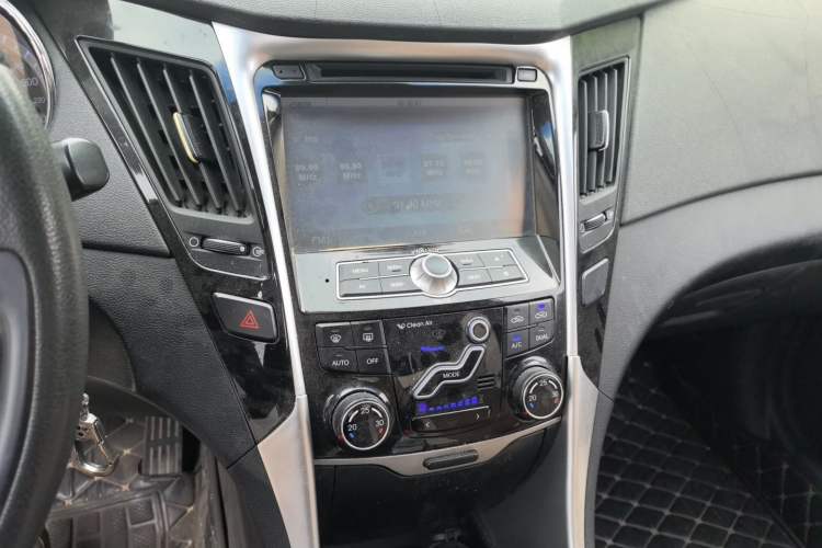 Used Hyundai Sonata 2011 2.0L Automatic Fashion Edition Audio And AC Panel