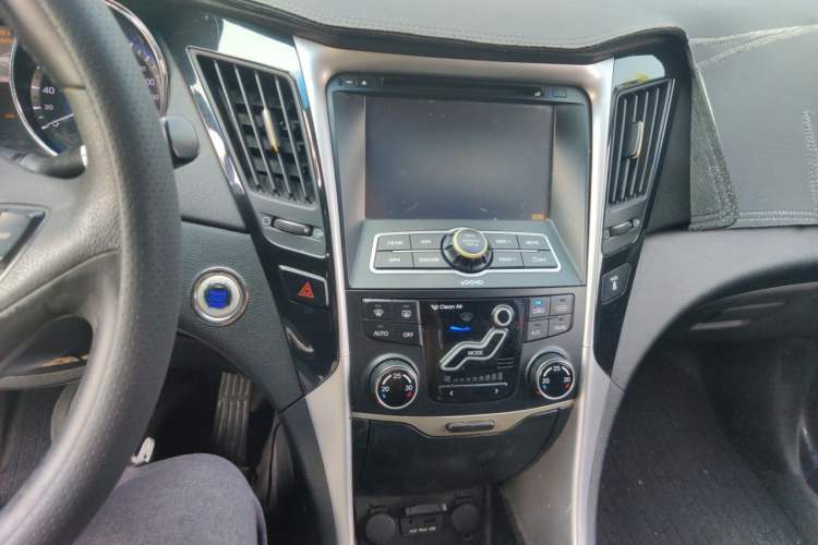 Used Hyundai Sonata 2011 2.0L Automatic Luxury Edition Audio And AC Panel