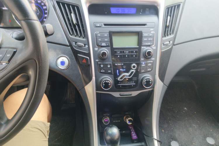 Used Hyundai Sonata 2011 2.0L Automatic Luxury Edition Audio And AC Panel