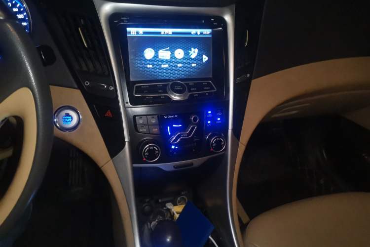 Used Hyundai Sonata 2011 2.0L Automatic Luxury Edition Audio And AC Panel