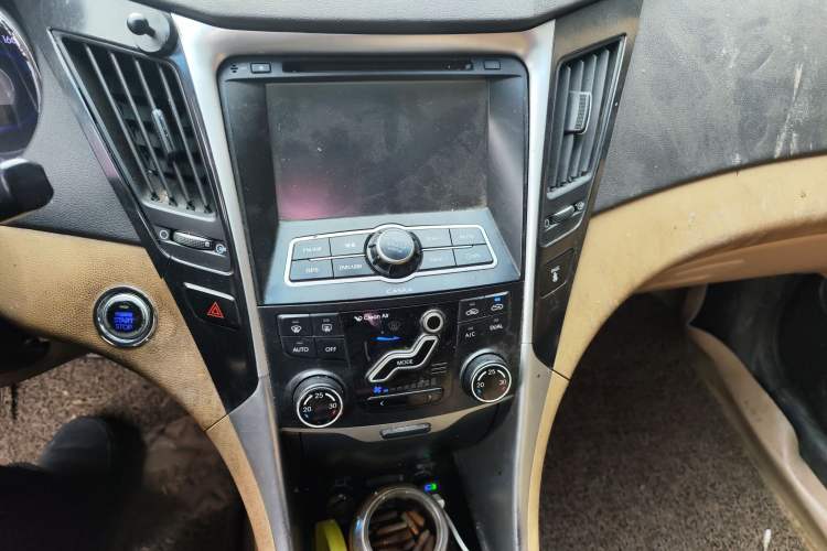 Used Hyundai Sonata 2011 2.0L Automatic Luxury Edition Audio And AC Panel