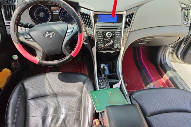 Used Hyundai Sonata 2011 2.0L Automatic Supreme Edition Center Console