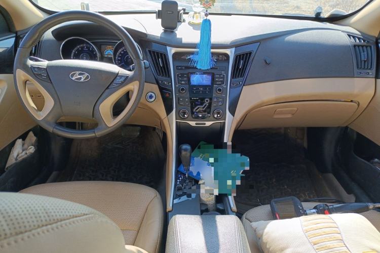 Used Hyundai Sonata 2011 2.0L Automatic Luxury Edition Center Console