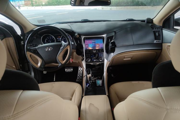 Used Hyundai Sonata 2011 2.0L Automatic Leading Edition Center Console