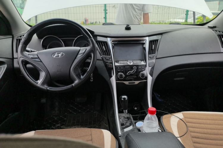 Used Hyundai Sonata 2011 2.0L Automatic Fashion Edition Center Console
