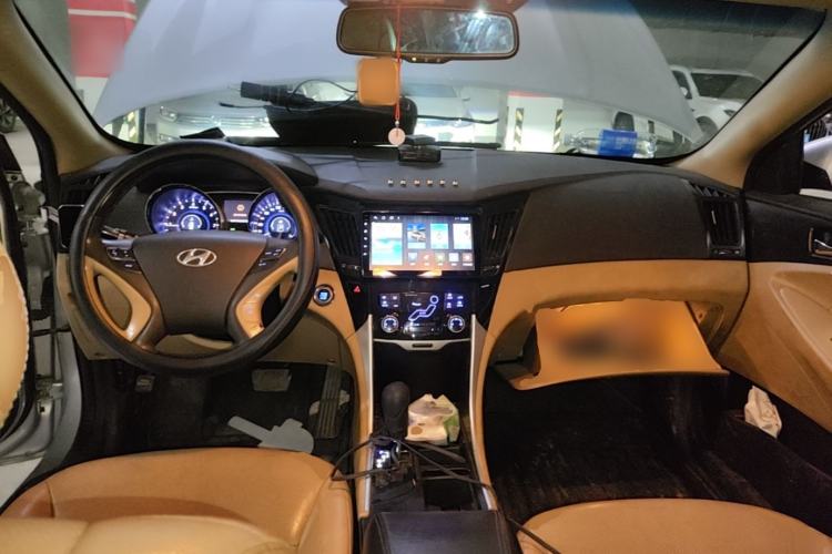Used Hyundai Sonata 2011 2.0L Automatic Supreme Edition Center Console