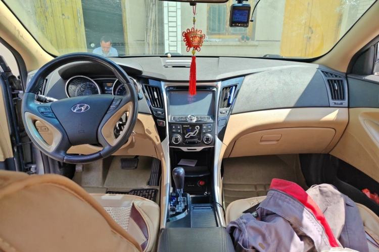 Used Hyundai Sonata 2011 2.0L Automatic Leading Edition Center Console