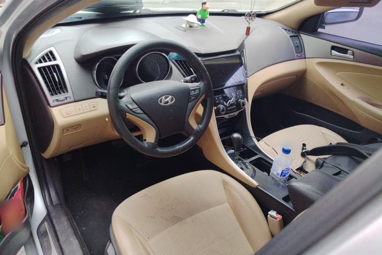 Used Hyundai Sonata 2011 2.0L Automatic Leading Edition Center Console