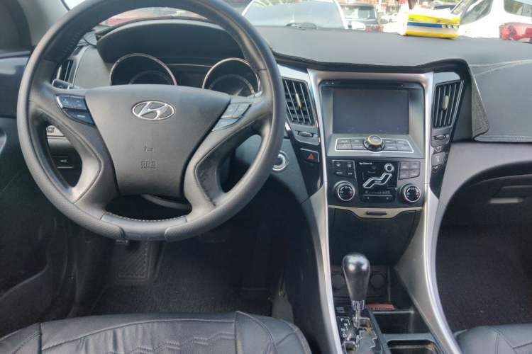 Used Hyundai Sonata 2011 2.0L Automatic Luxury Edition Center Console