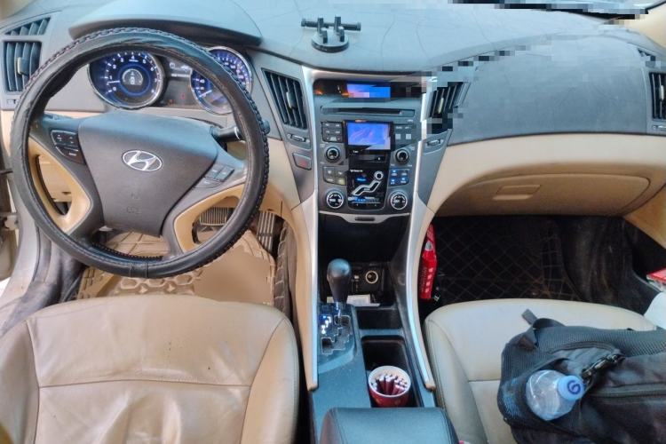 Used Hyundai Sonata 2011 2.0L Automatic Leading Edition Center Console