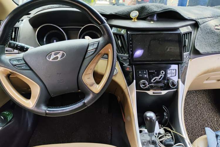 Used Hyundai Sonata 2011 2.0L Automatic Prestige Edition Center Console