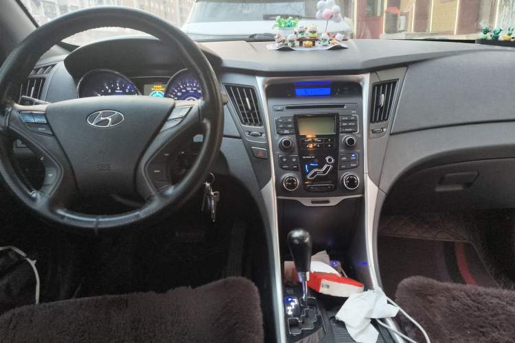 Used Hyundai Sonata 2011 2.0L Automatic Fashion Edition Center Console