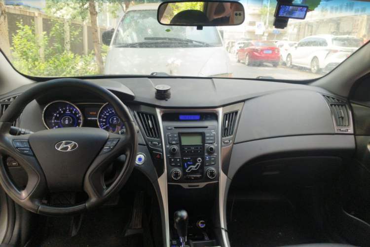 Used Hyundai Sonata 2011 2.0L Automatic Luxury Edition Center Console