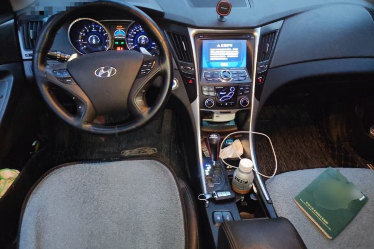 Used Hyundai Sonata 2011 2.4L Automatic Top-Tier Version Center Console